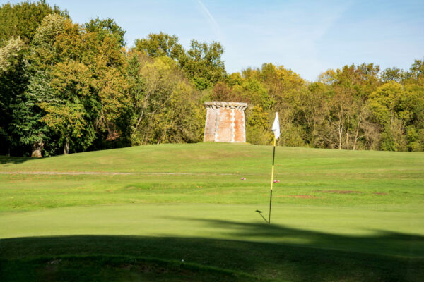 terrain de golf avec chateau et drapeau