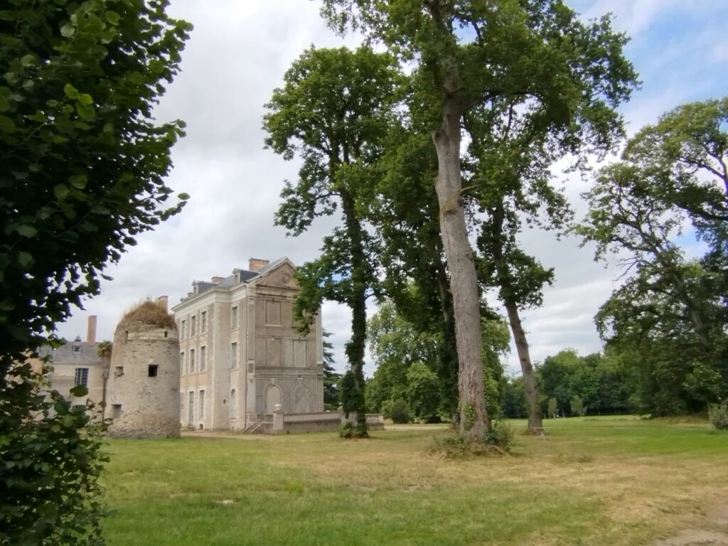 CHATEAU VUE SUR LE GOLF angers CHATEAU VUE SUR LE GOLF angers